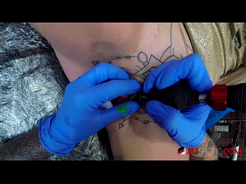 ❤️ Estremamente tatuato hottie Sully Savage ottenuto un tatuaggio sul suo clitoride ☑ Video di sesso al it.risegame.top ❌️