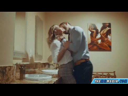 ❤️ Quando una bionda formosa ti seduce in un bagno pubblico ☑ Video di sesso al it.risegame.top ❌️